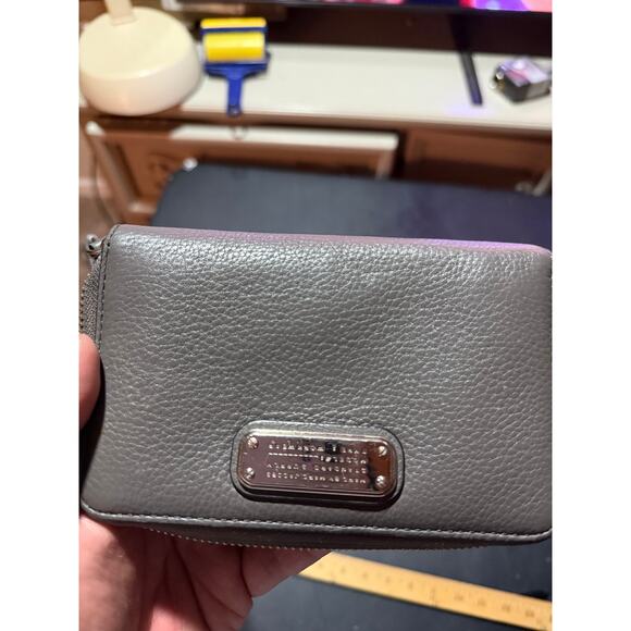 Marc by Marc Jacobs Gray Pebbled Leather Zip Around Wallet Wristlet - Picture 4 of 4